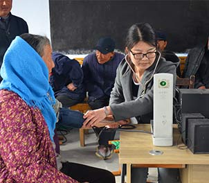 赢博(中国)志愿者服务队义务为老人查体
