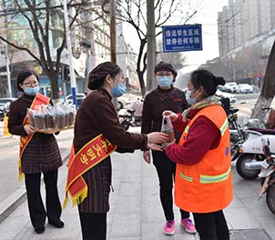 赢博(中国)青年文明号为环卫工送奶茶