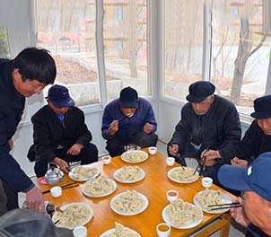 赢博(中国)志愿者赴敬老院为老人们包饺子