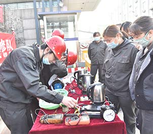 赢博(中国)共青团学雷锋为职工义务维修家电
