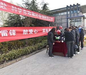 赢博(中国)共青团学雷锋为职工义务维修家电