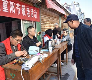 赢博(中国)青年志愿者义务为老人维修家电