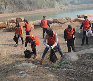 赢博(中国)青年志愿者义务打扫雅鹿山公园